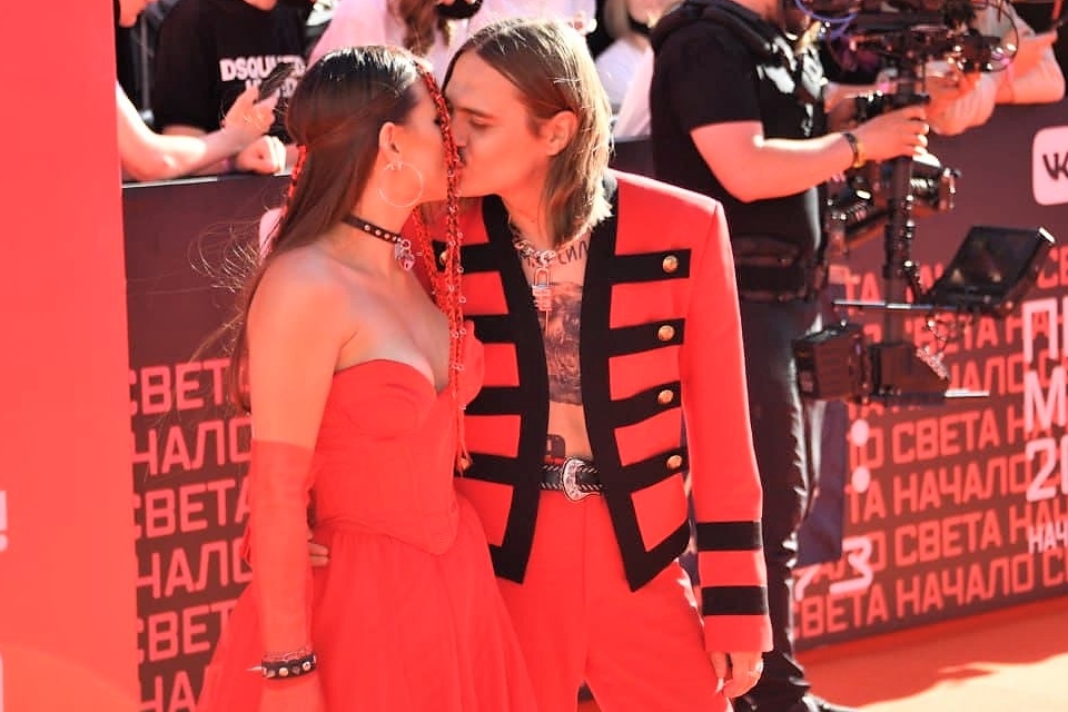 Видео премии Муз-ТВ 2021: все самые яркие моменты от «красной дорожки» до скандала с Моргенштерном*