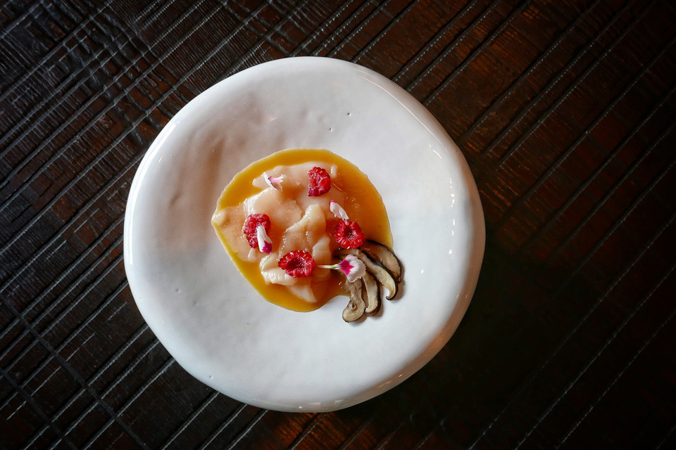 Hands Asian Bistro: булочка с ягненком, груша в шоколаде и странная китайская водка