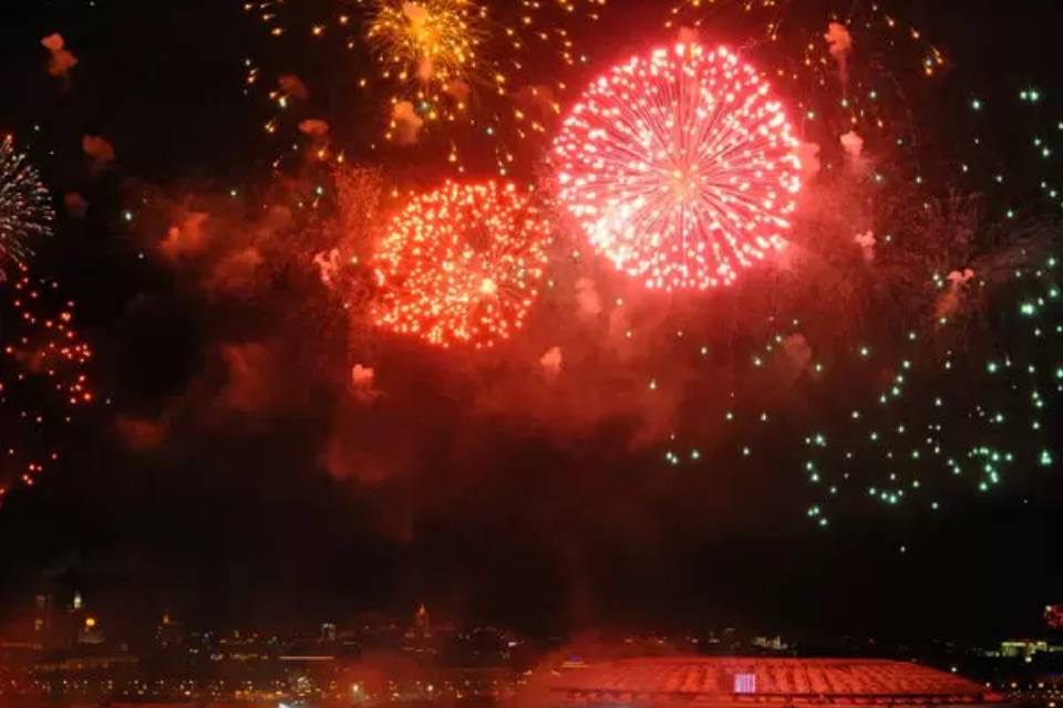 Видео салюта в Москве в День города 2021: самые яркие кадры