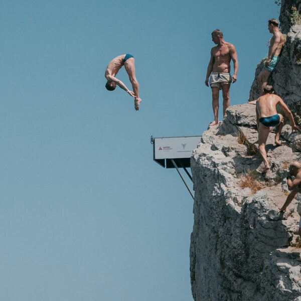 В потоке трех. Разбейте три потока суды геншин импакт 1 3. Геншин разбейте три потока суда. Геншин разбейте три потока суда. В потоке трех.