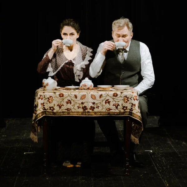 Спектакль «Крутится, вертится шар…» в Театре у Никитских ворот