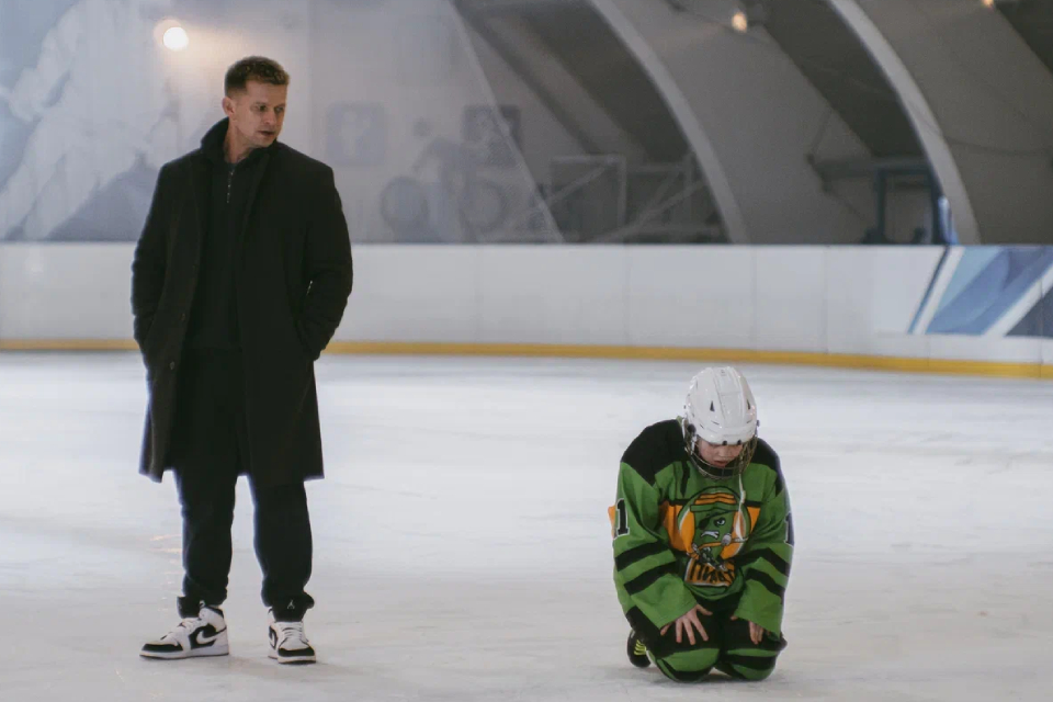 Фильм «Капитан Крюк» (2025): семейное драмеди о ценностях, ради которых можно лишиться зуба на льду