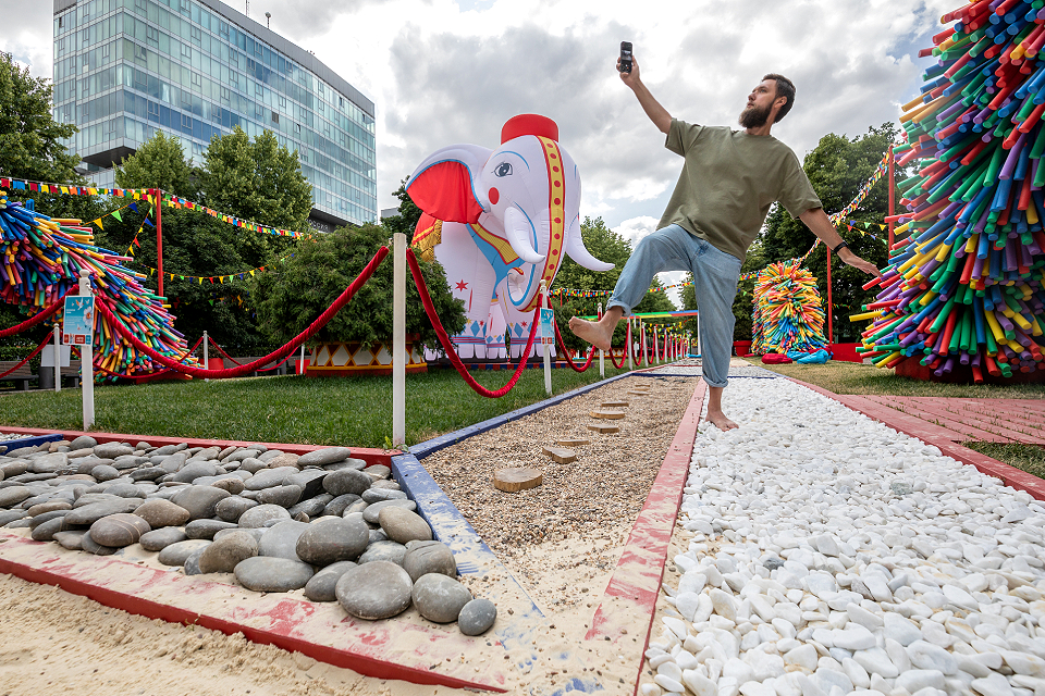 Босоногая тропа на Цветном бульваре в Москве: пройти и не вздрогнуть практически нереально