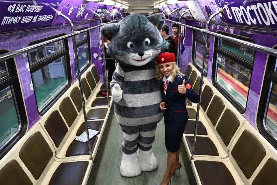 Кот Матроскин, акварель и «Красная стрела»: самые необычные поезда метро Москвы