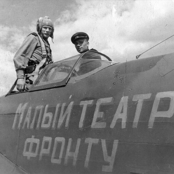 Выставка «Искусство под огнём. Фронтовые бригады для Победы» в Зарядье