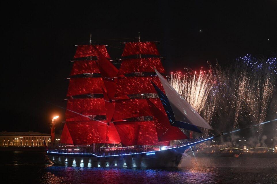 Салют на Алые паруса в Санкт-Петербурге 28 июня 2025: видео