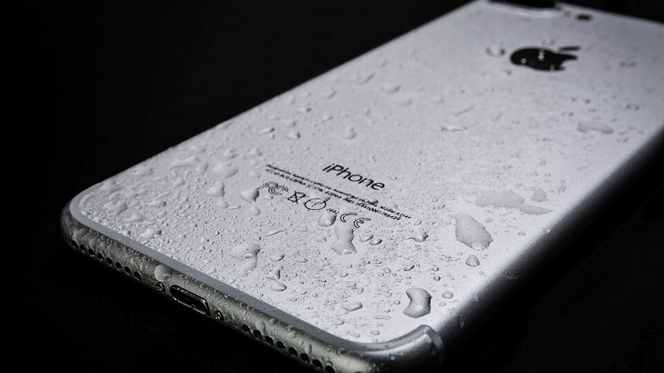Телефон упал в воду