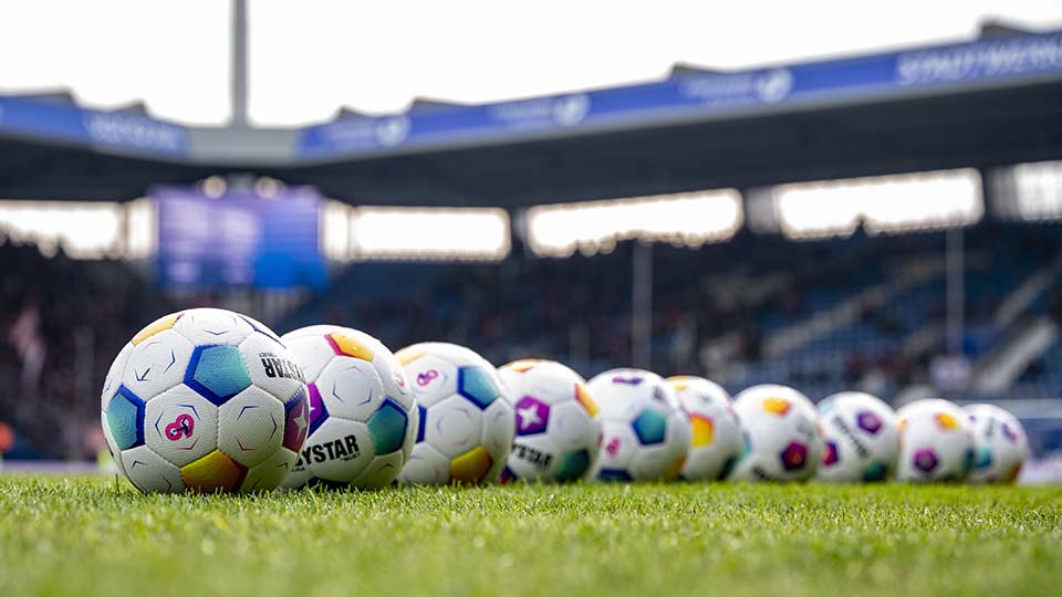 Лучшие футбольные мячи 2025