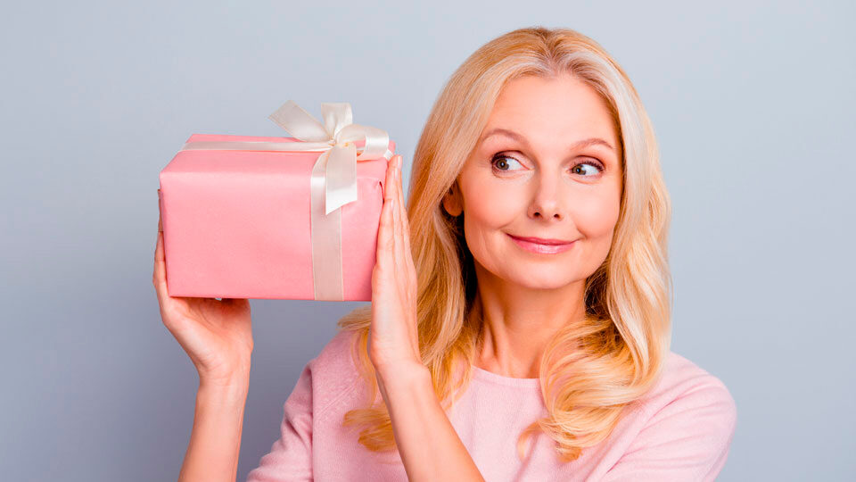 150+ идей, что подарить женщине на 45 лет