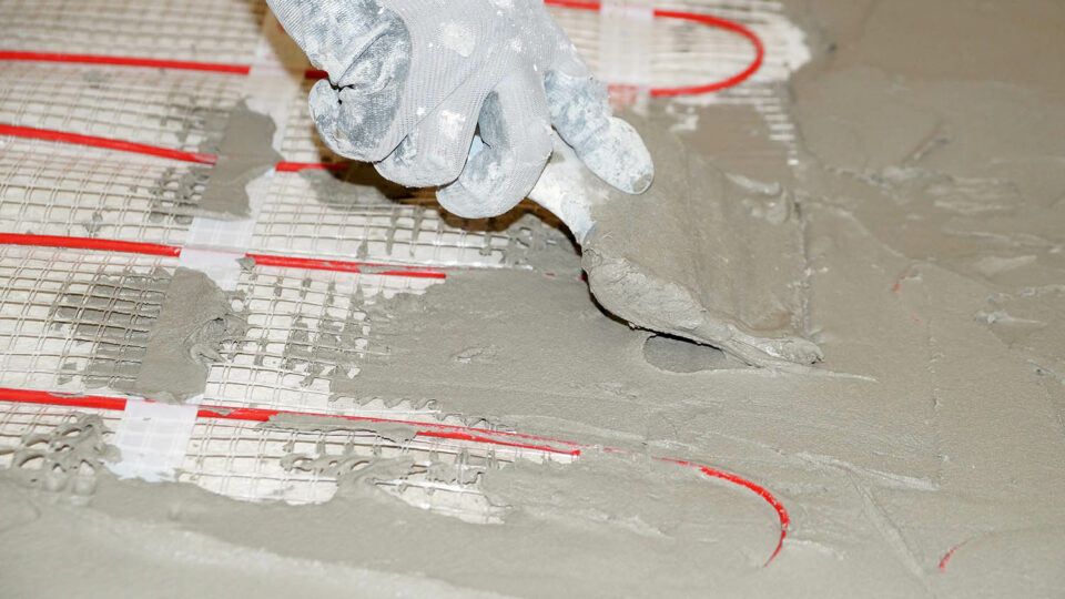 Установка нагревательного кабеля в цементную стяжку. Фото: Annado / Shutterstock / Fotodom