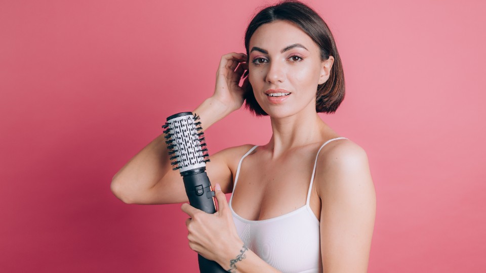 13 лучших фенов-щеток для волос в 2025 году