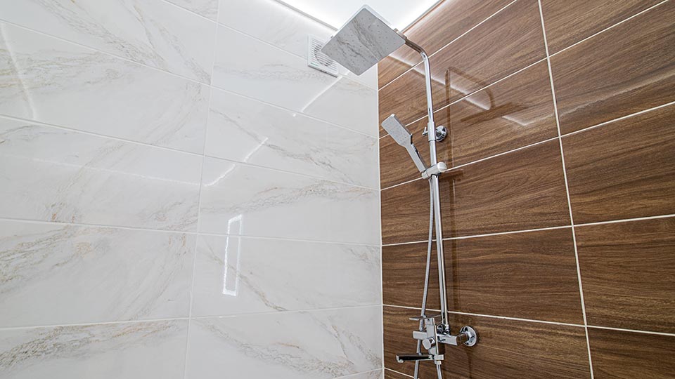 11 лучших душевых стоек в 2025 году