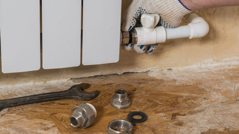 Вентильный кран позволяет регулировать напор воды в системе отопления. Фото: VLADIMIR VK / Shutterstock / Fotodom