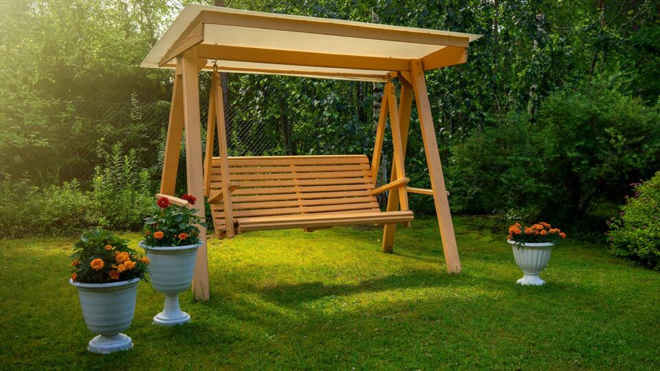 Садовые качели. Фото: Svetliy / Shutterstock / Fotodom