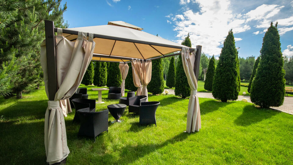 Садовый шатер. Фото: Roman Chekhovskoi / Shutterstock / Fotodom