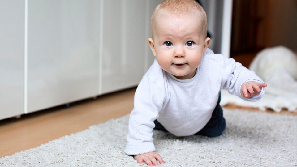 Jak naučit miminko lézt