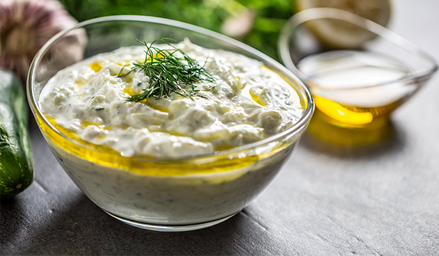 Тартар с чесноком и оливковым маслом