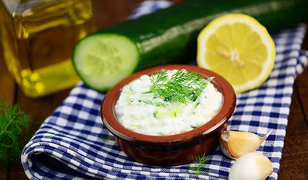 Творожный крем с укропом и огурцом