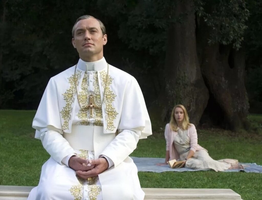 Джуд Лоу: На съемках «Нового папы» главным было не заснуть и не свалиться с кровати