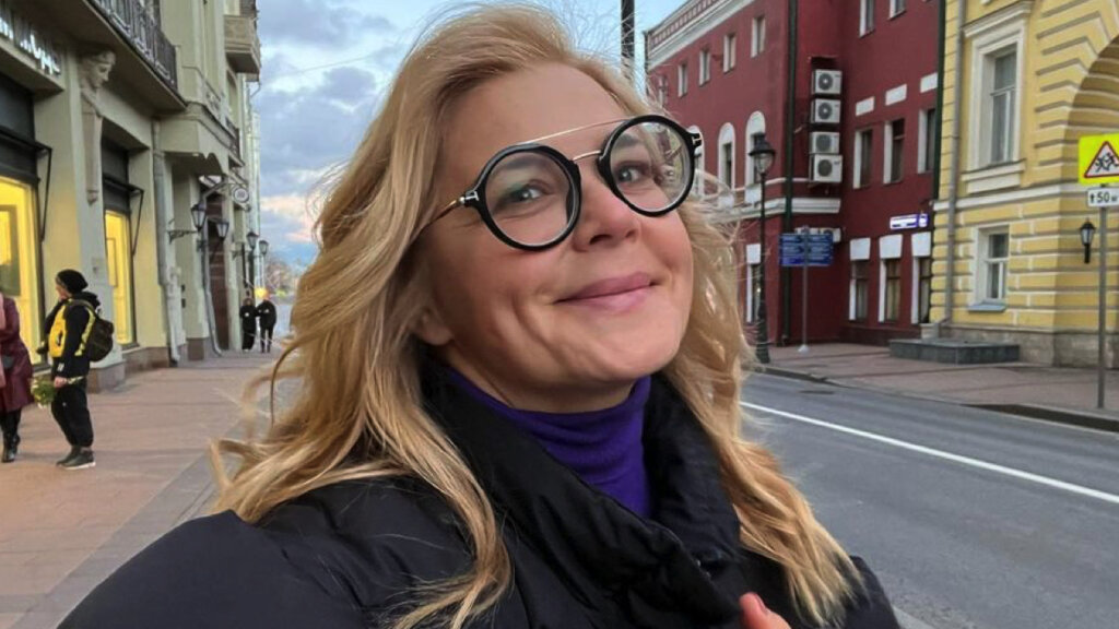 Ирина Пегова поразила посетителей чересчур открытым пышным декольте