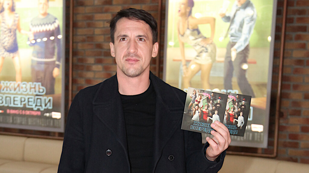 Разведенный Артур Смольянинов появился на публике с беременной актрисой