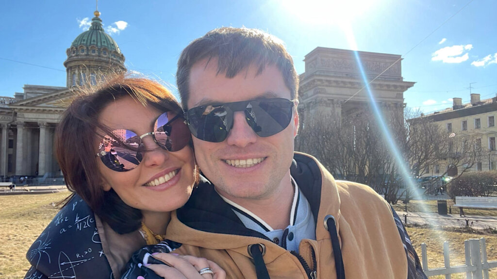 17-летний пасынок Анастасии Макеевой вывел в свет невесту с черными губами