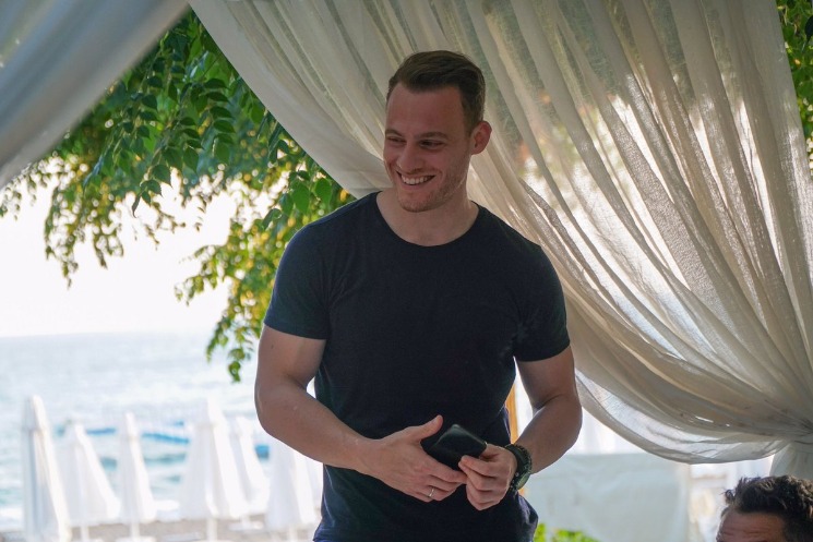 Керем Бюрсин раскрыл секрет идеального тела