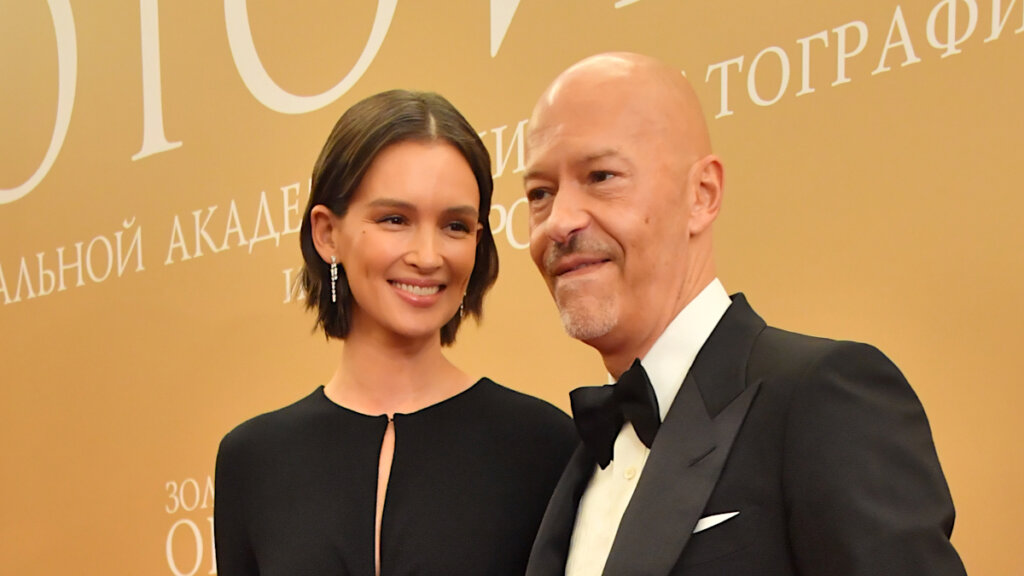 Федор Бондарчук пришел в театр с Паулиной Андреевой в траурных одеждах