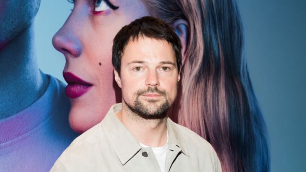 Кристина Асмус в коротком топе, Дарья Повереннова в коже и уставший Козловский на премьере сериала «Люся»