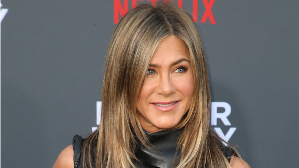 53-летняя Дженнифер Энистон показала свою фигуру в мини-бикини