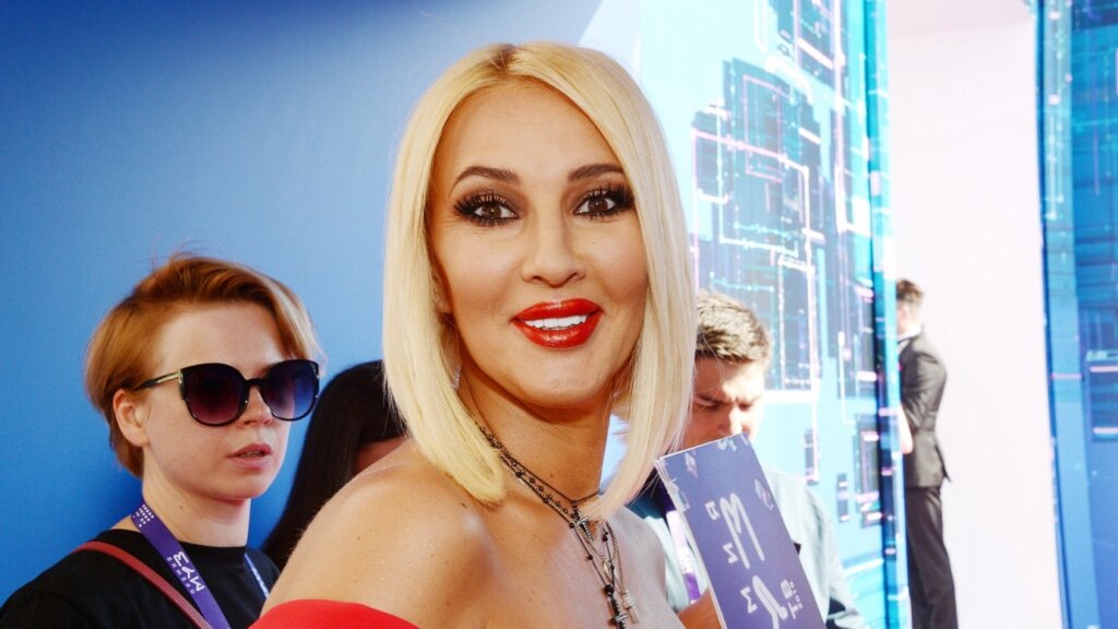 Новости шоу-бизнеса: проблемы со здоровьем Нагиева, выпирающий живот Кудрявцевой и Голубкина без штанов