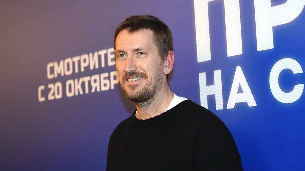 Постаревший актер «Сватов» Даниил Белых, уставший Кирилл Кяро и неузнаваемая Алика Смехова встретились на красной дорожке в центре Москвы