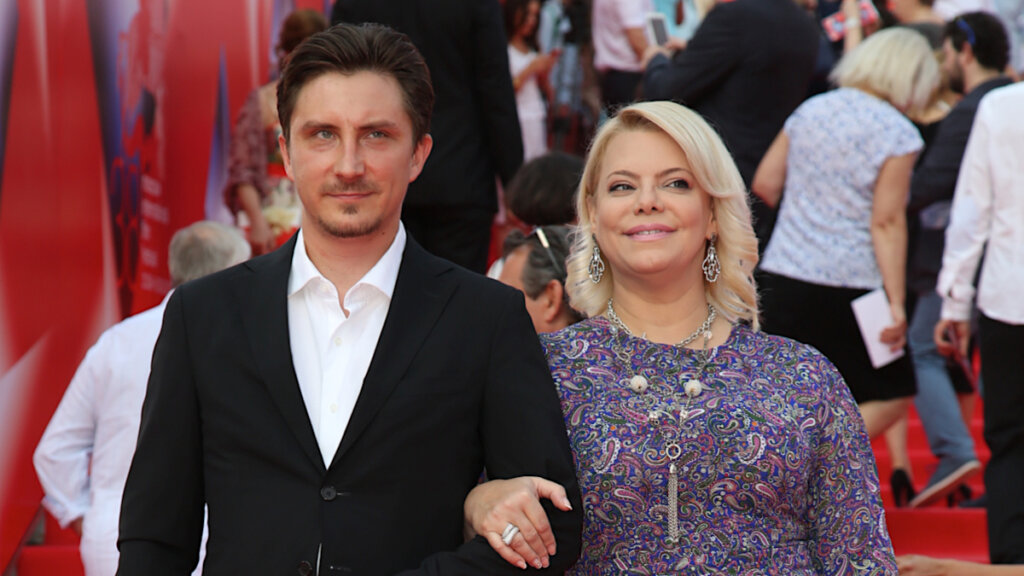 Молодой муж переписал все имущество на Яну Поплавскую