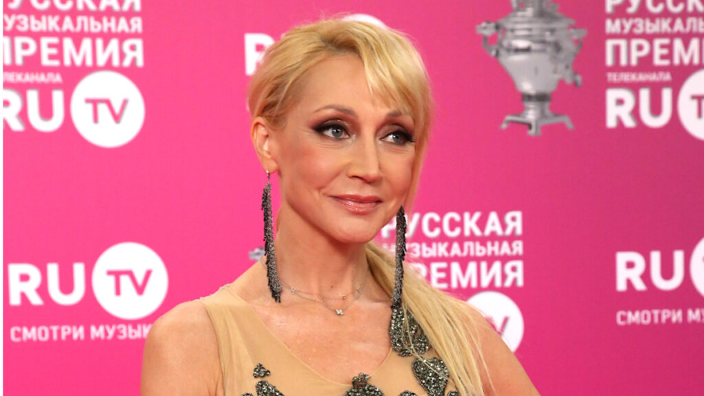 Цветущая Кристина Орбакайте в дерзком мини появилась на публике после побега сына в США