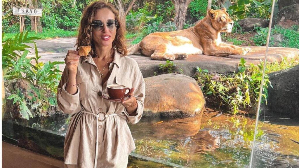 Анфиса Чехова в честь 45-летия показала стройную фигуру в бикини