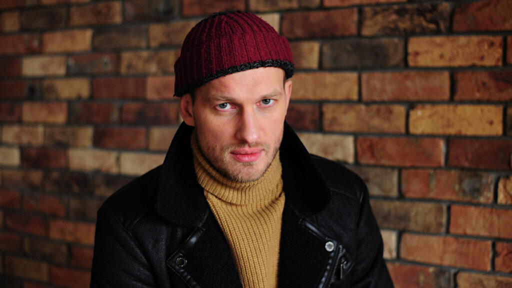 Работал моделью в Европе, стал актером в 32, не собирается жениться: почему секс-символ Петр Рыков любит одиночество