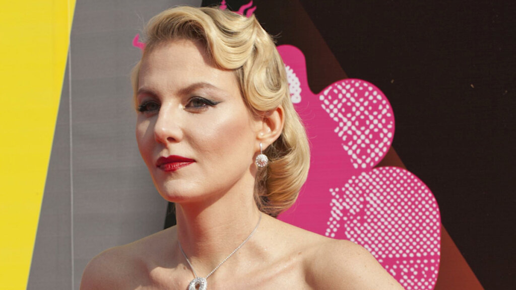 Уехавшая во Францию Рената Литвинова снова оказалась без одежды