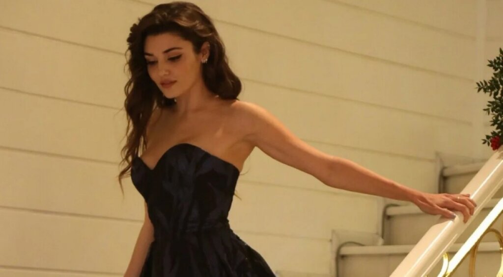 Ханде Эрчел раскритиковали за фото в откровенном платье с пикантными разрезами