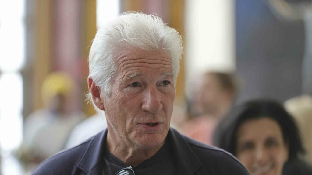 Ричард Гир хотел засудить шоумена за клеймо «секс-символа» из-за своих буддийских взглядов