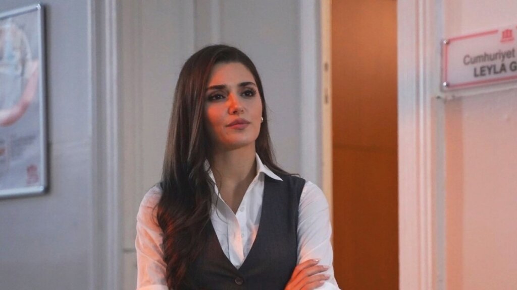 Ханде Эрчел трогательно почтила память мамы в годовщину ее смерти