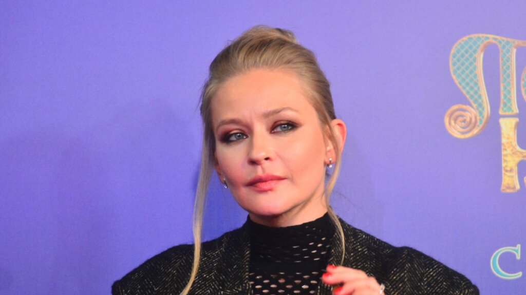 39-летняя Юлия Пересильд в Таиланде удивила фигурой в черном купальнике с вырезом