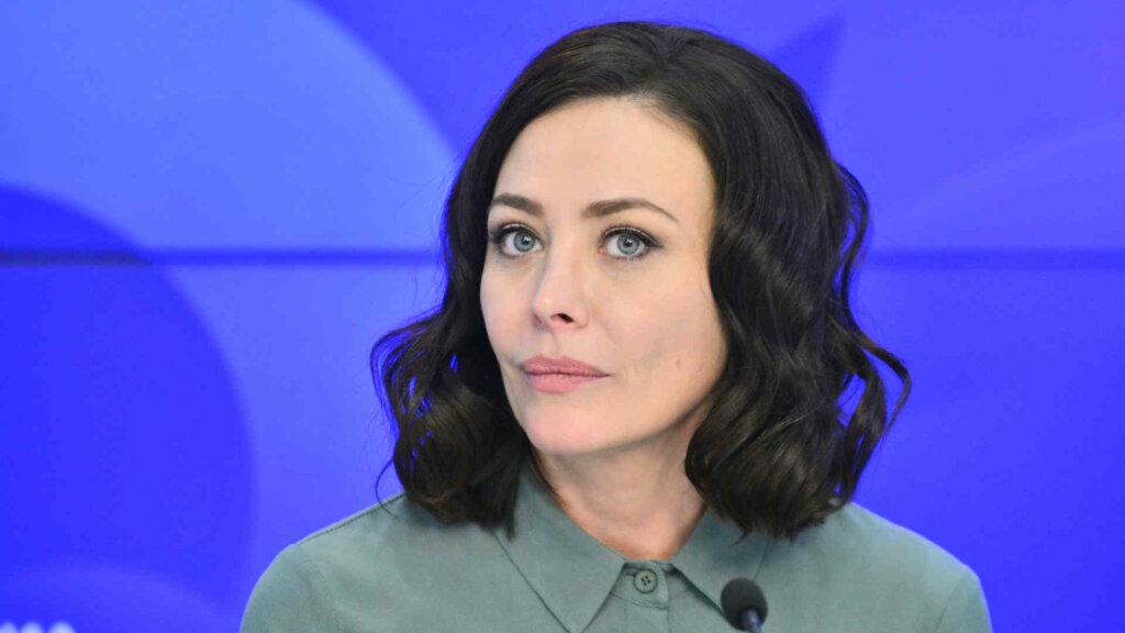 Актриса Екатерина Волкова ест лапшу быстрого приготовления и картошку фри