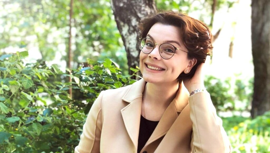 Молодая жена Евгения Петросяна показала беременный живот