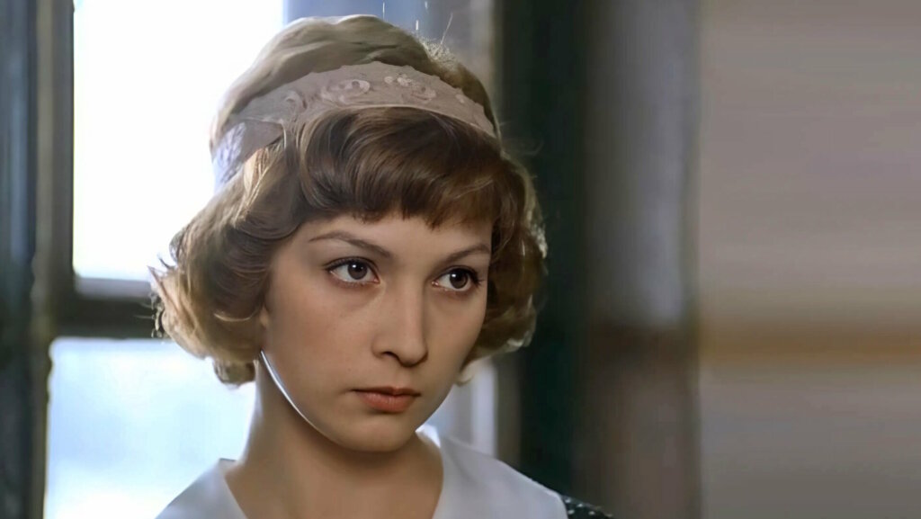 Четвертая жена Михаила Ефремова разрушила себя до основания: актриса Ксения Качалина похоронила дочь, спилась и прозябает в нищете