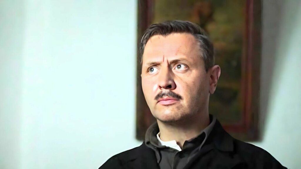 Звезда сериала «Карпов» Владислав Котлярский рассказал о «проблемах со слухом»