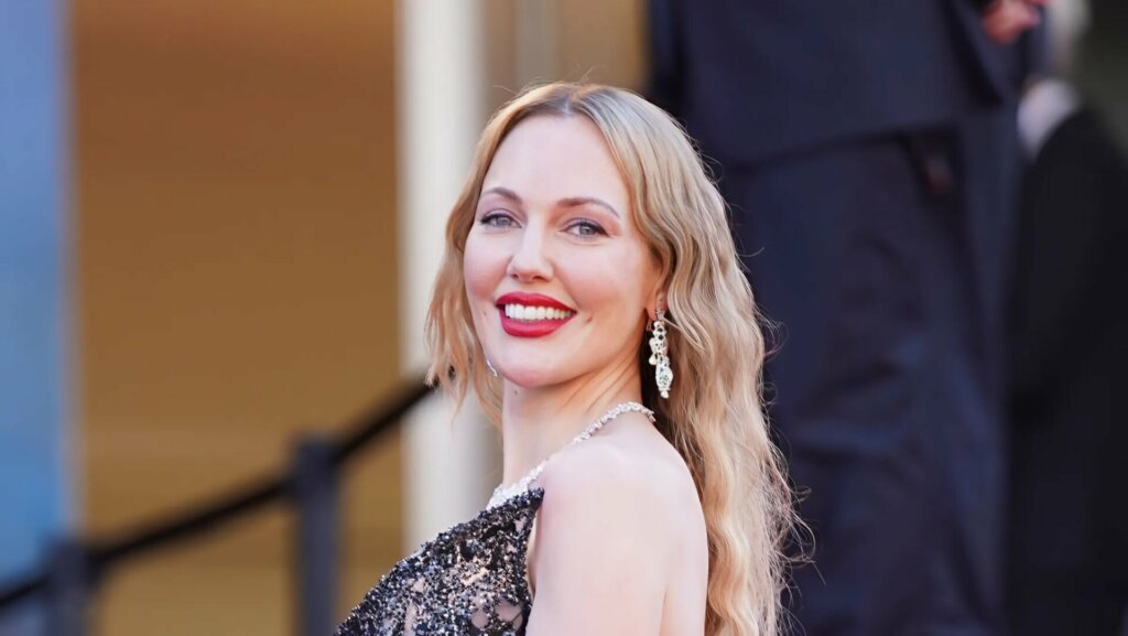 Звезда «Великолепного века» Мерьем Узерли удивила подписчиков снимками в бикини в Дубае