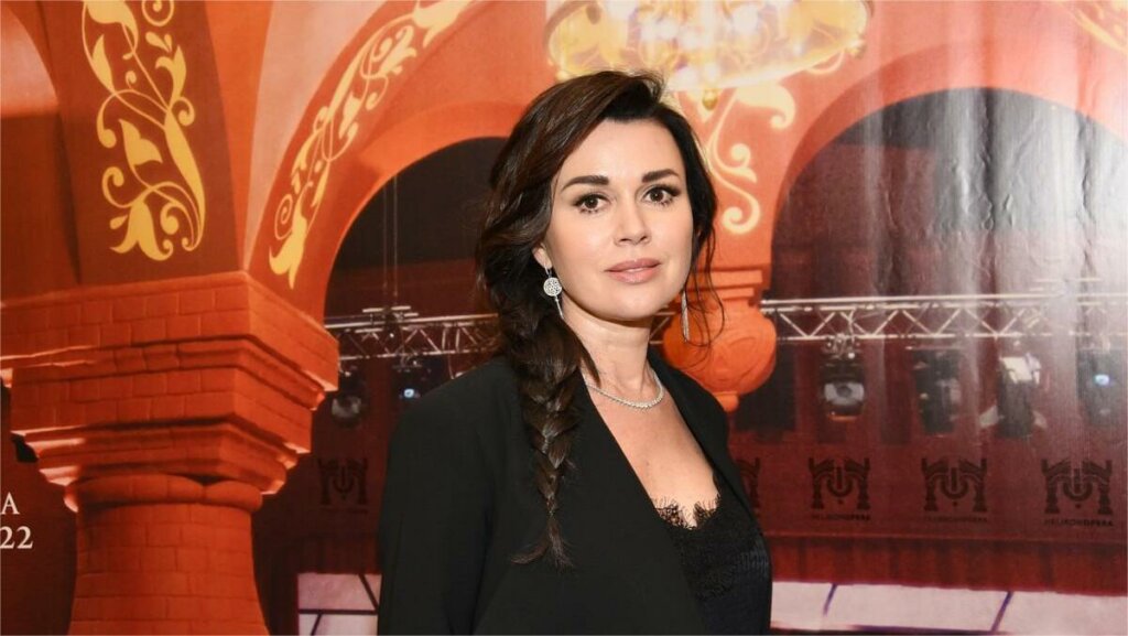 «Без надежды на земное чудо, но с верой»: семья пришла на могилу Анастасии Заворотнюк