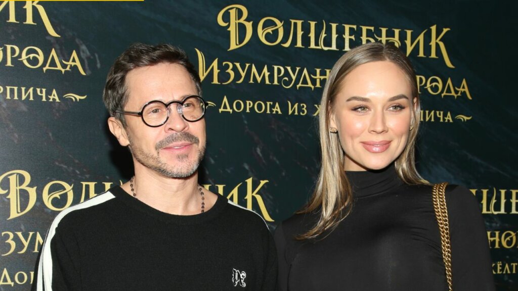 Фото со свадьбы 49-летнего Павла Деревянко: жених в кедах на платформе отвел мать двоих детей в ЗАГС на Рублевке