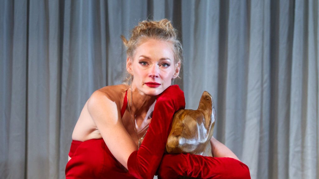 Светлана Ходченкова опубликовала фото в свадебном платье на берегу океана