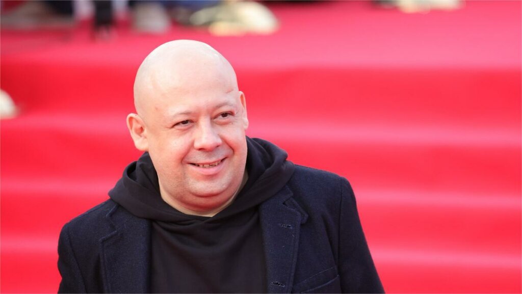 Известный режиссер тайно развелся с женой и вышел в свет с эффектной блондинкой